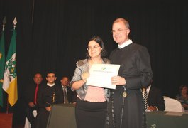 Padre Eugênio recebe título de Cidadão de Arapiraca e emociona fiéis