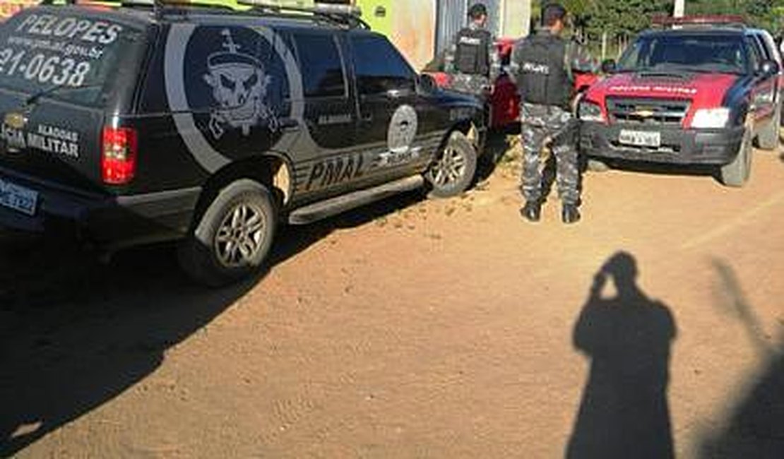 Três criminosos invadem mercadinho, roubam e fogem a pé em Arapiraca