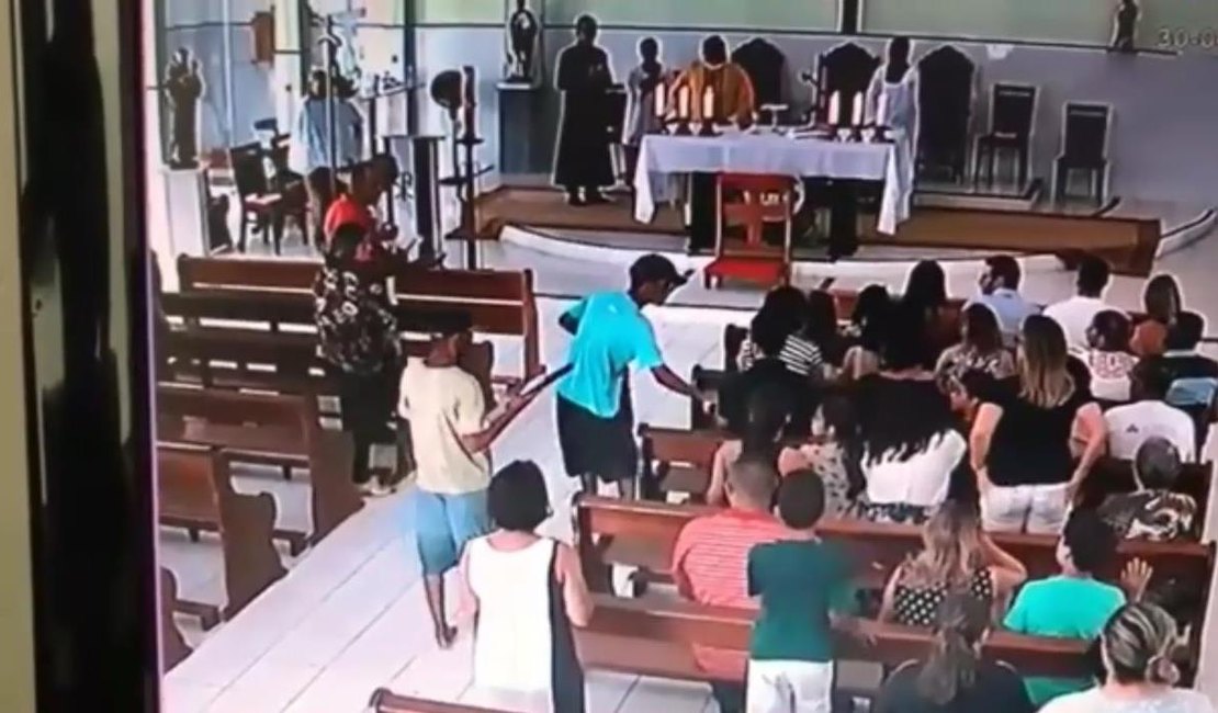 Vídeo: bandidos entram em igreja e assaltam fieis durante missa