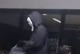 Homem é preso após entrar em universidade com fantasia de filme de terror