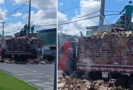 Caminhão carregado com papelão pega fogo em avenida de Maceió