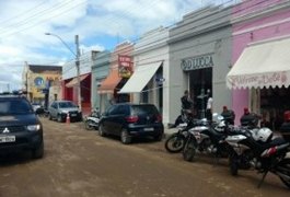 Bandidos armados rendem funcionários e roubam loja de celulares em Penedo
