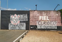 Torcedores do Corinthians protestam no CT e cobram demissão de Mancini