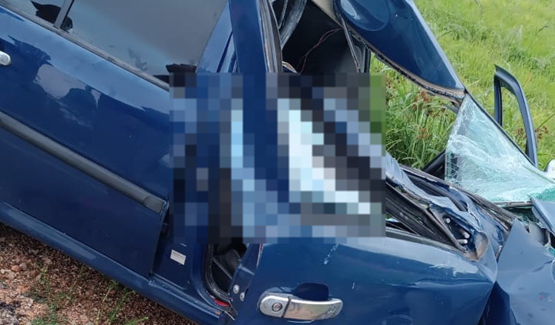 Motorista de carro morre e passageiro sofre ferimentos em colisão no Sertão de Alagoas