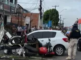 Carro desgovernado invade calçada, atinge veículos e derruba poste na BR-101