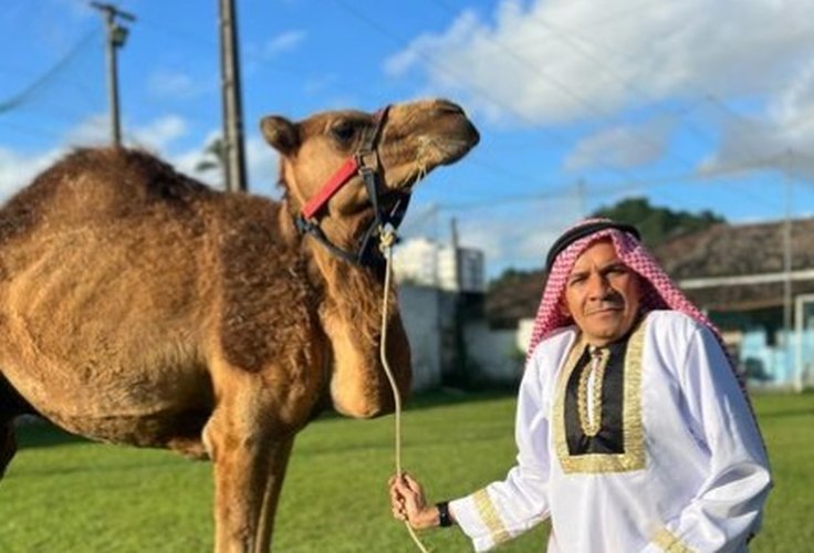 Candidato a deputado federal expõe dromedário em praça de Maceió