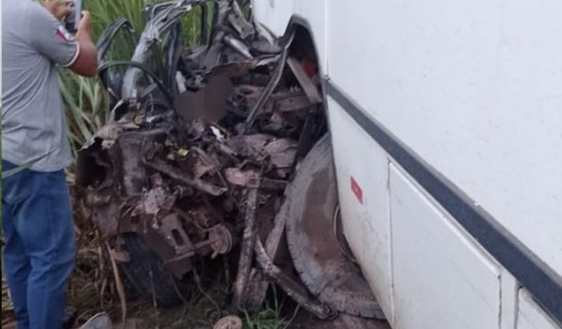 Grave acidente entre ônibus e carro deixa duas pessoas mortas em Porto Calvo