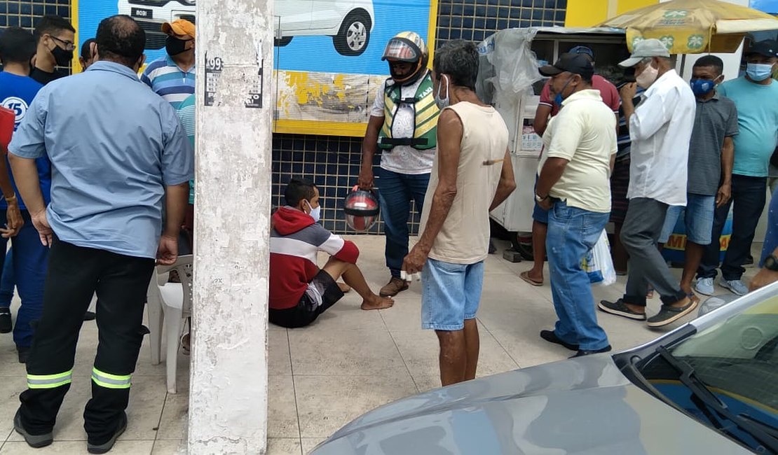 Homem é detido por populares após roubar celular no Centro Arapiraca