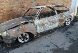 Veículo pega fogo e bombeiros são acionados ao bairro do Bom Parto, em Maceió