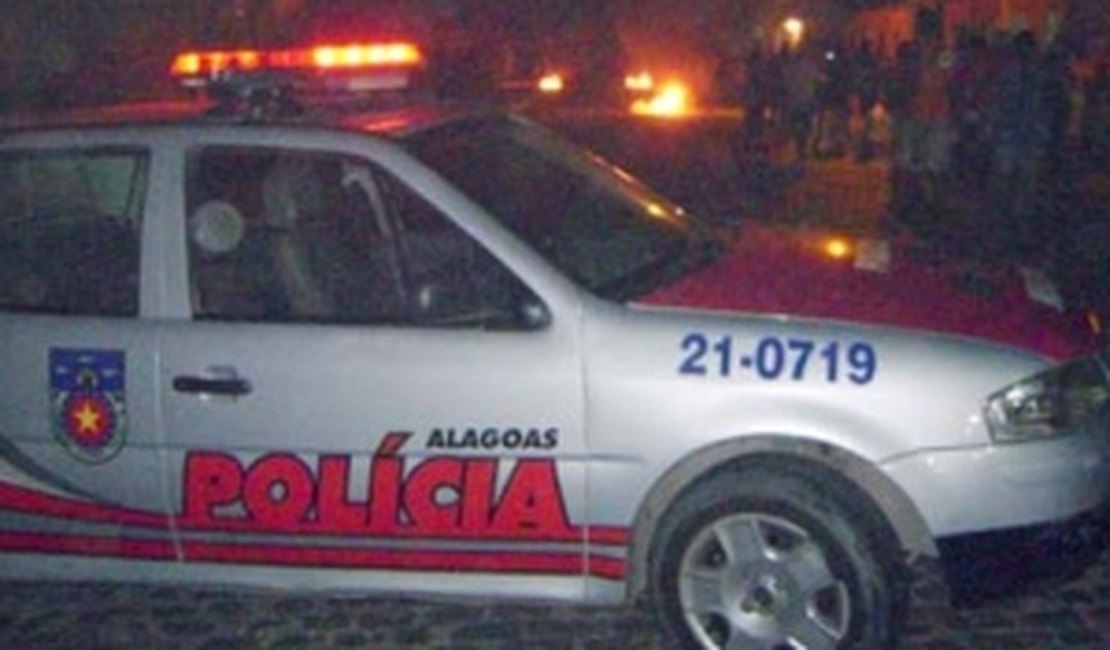 Bando armado invade pousada e foge com carro e dinheiro do proprietário em Maceió