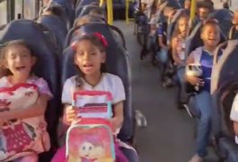 “Ê saudade que toma conta de mim”: motorista viraliza com video de alunos cantando em ônibus