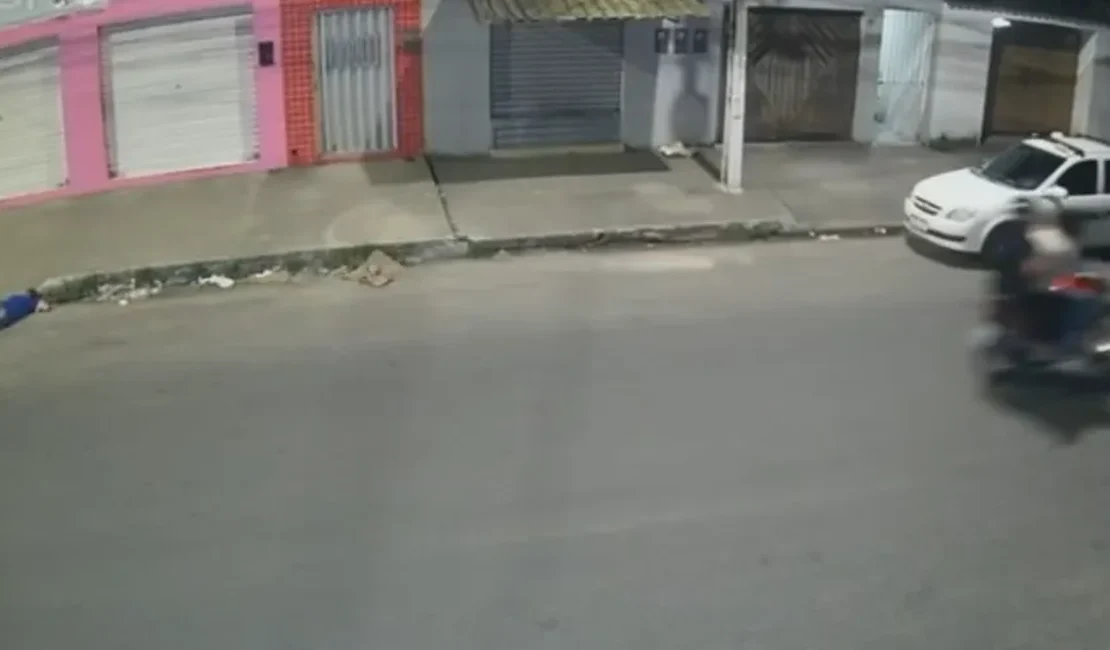 Atentado deixa um morto e três feridos na Feirinha do Village Campestre, em Maceió; assista o momento do crime
