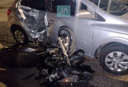 Motociclista que retornava do trabalho fica ferido em colisão com carro na AL-115, em Arapiraca