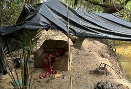 Operação prende suspeitos de tráfico e homicídios acampados na beira de rio em Porto Calvo