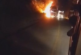 Caminhão carregado de cana pega fogo próximo à Usina Utinga Leão, em Rio Largo; assista