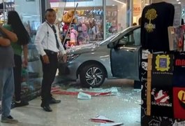 Funcionária de estande acelera carro dentro de shopping e veículo quebra vidraça de loja