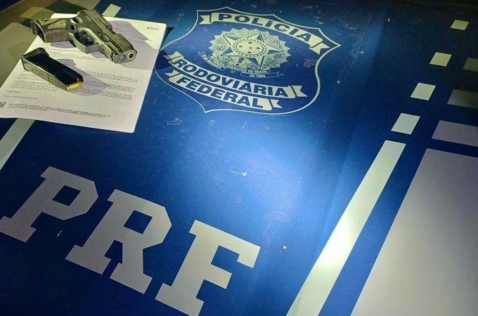 PRF prende homem com mandado de prisão por homicídio e porte ilegal de arma durante operação em Alagoas