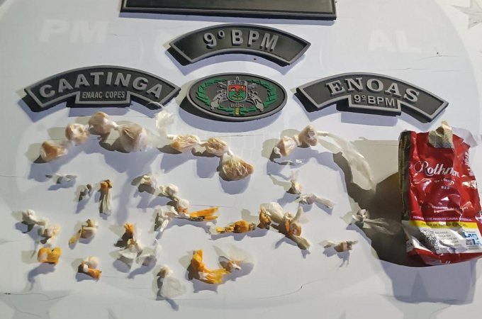 PM conduz 3 pessoas à delegacia por tráfico de drogas e receptação de veículo roubado no Sertão alagoano