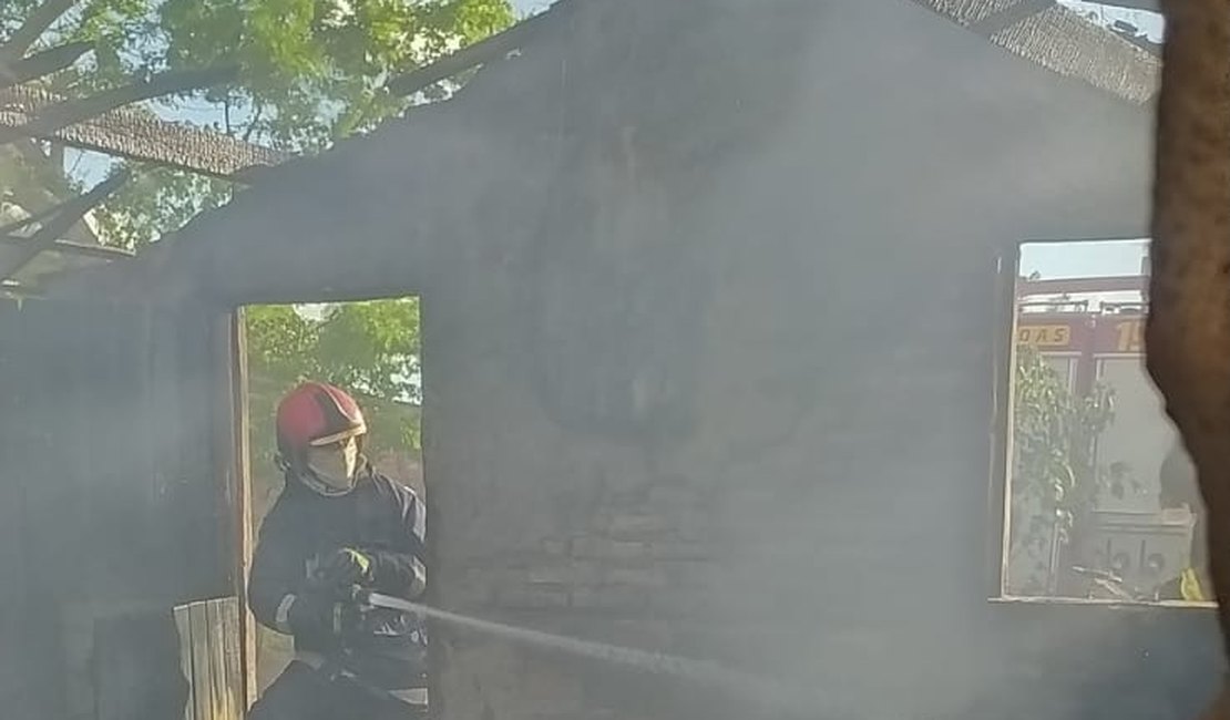 VÍDEO: Homem ateia fogo em botijão de gás e casa é destruída por incêndio em Limoeiro de Anadia