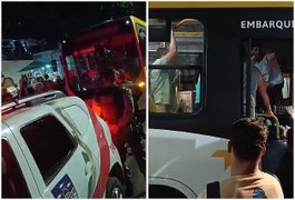 Confusão entre motorista e passageiro termina em agressão dentro de ônibus, em Maceió; assista
