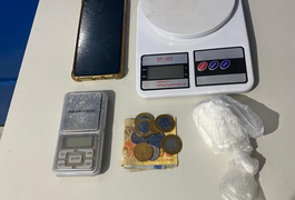 Ação policial prende homem por tráfico de drogas e apreende material, em AL