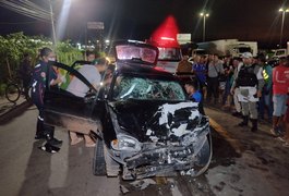 Vídeo. Colisão frontal entre carro e carreta deixa motorista preso às ferragens, em Arapiraca