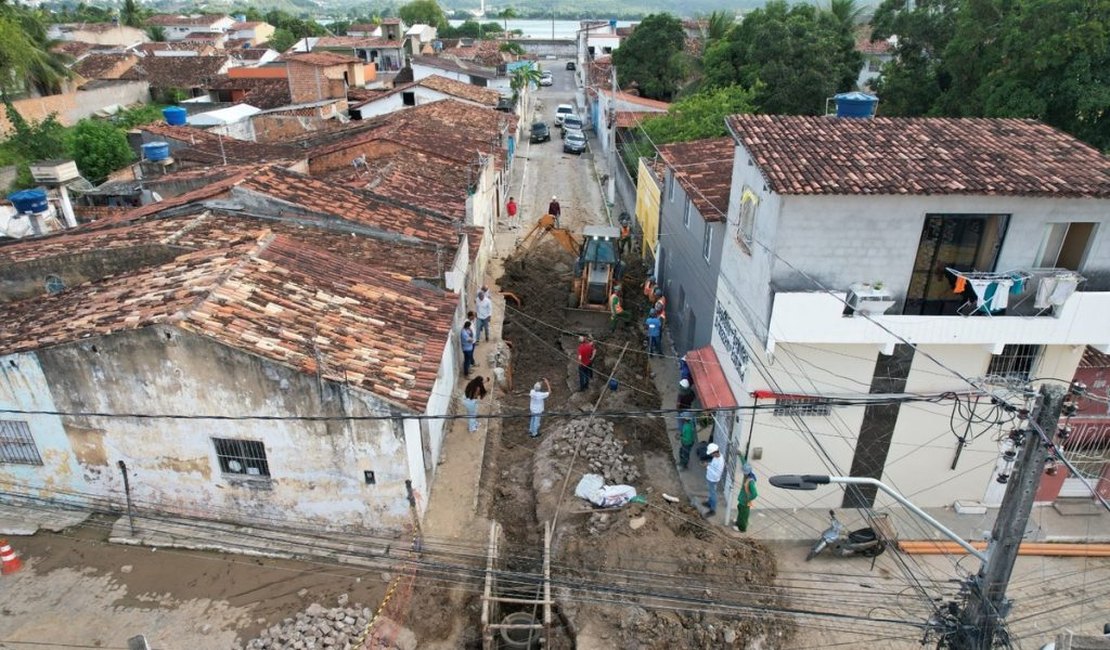 Obra de esgotamento sanitário vai melhorar qualidade de vida de moradores da parte baixa de Penedo