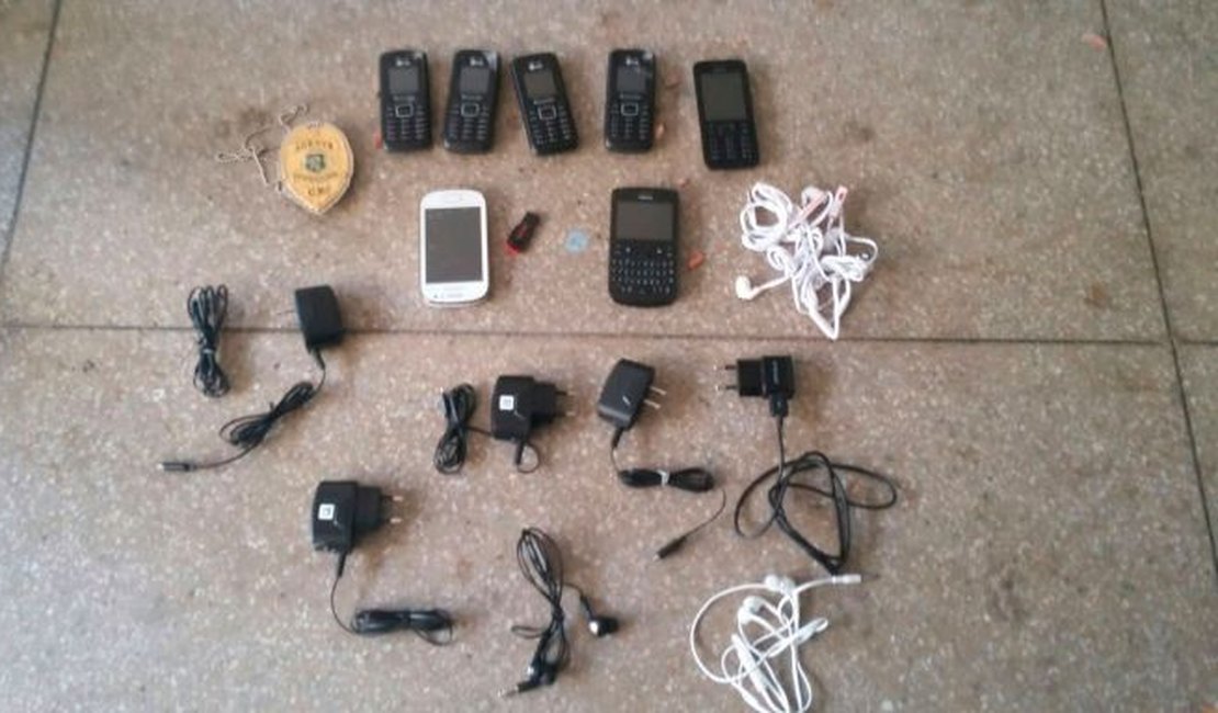 Mulher é flagrada com 7 celulares na vagina e droga no ânus em presídio