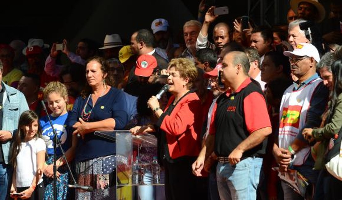 Dilma anuncia reajuste de 9% do Bolsa Família e correção de 5% do IR