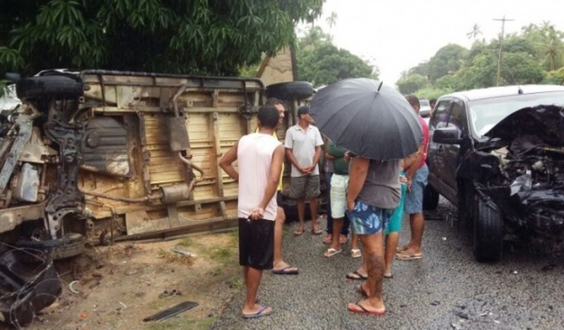 Van com passageiros capota após colisão e deixa feridos em Maragogi