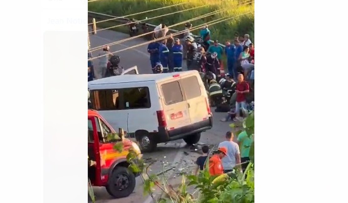 Acidente entre veículo de passeio e van deixou onze pessoas feridas, em Satuba