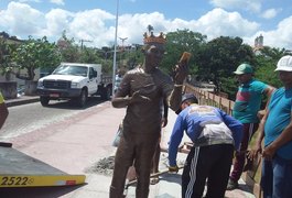 Estátua de Carlinhos Maia é retirada de orla, em bairro de Penedo