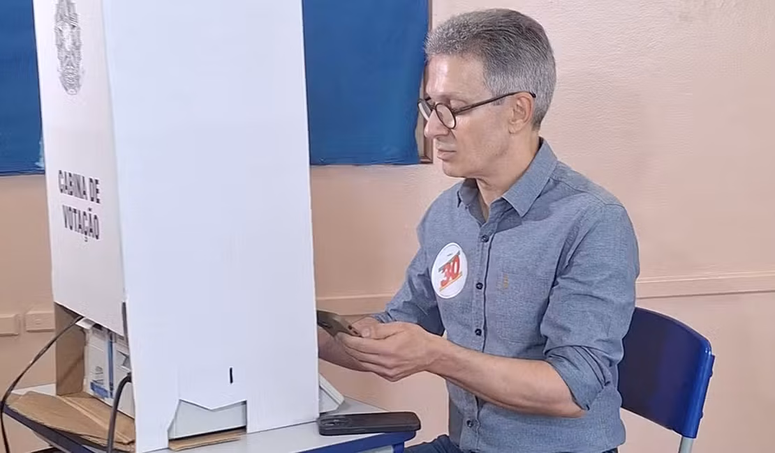 Candidato a presidente, Romeu Zema contraria regra eleitoral e entra com celular na cabine de votação