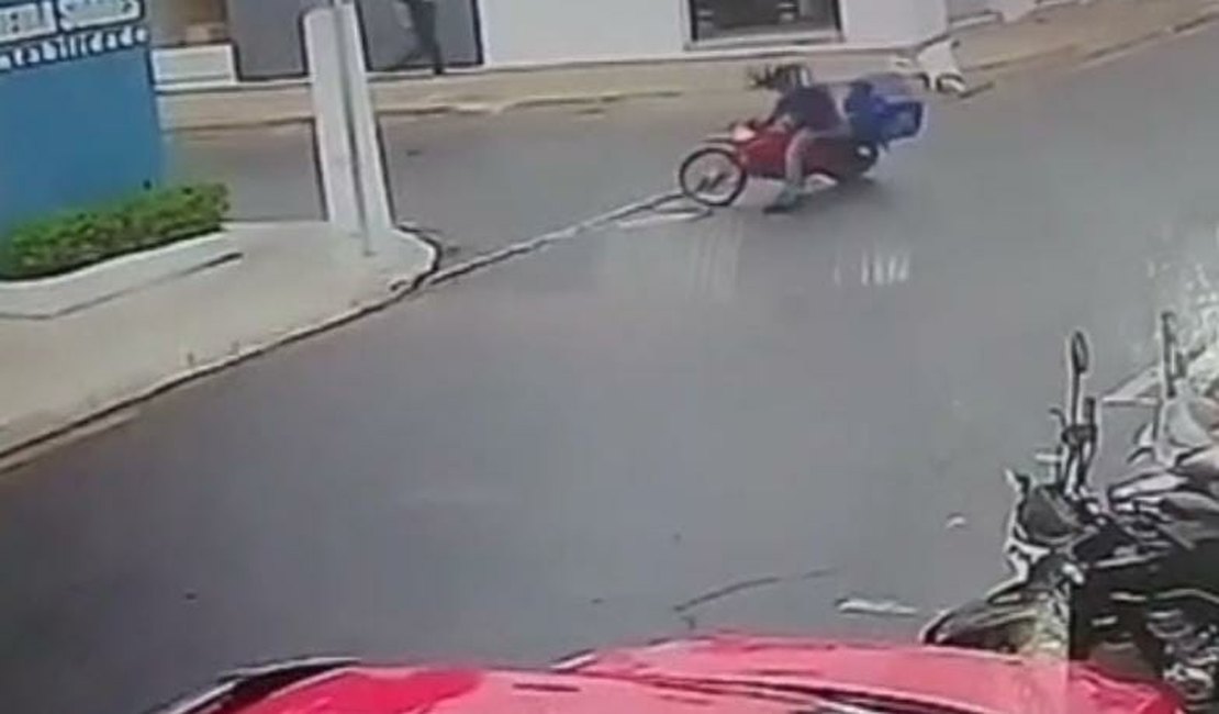 Câmera registra motociclista derrapando e sendo atropelado por carro em Arapiraca