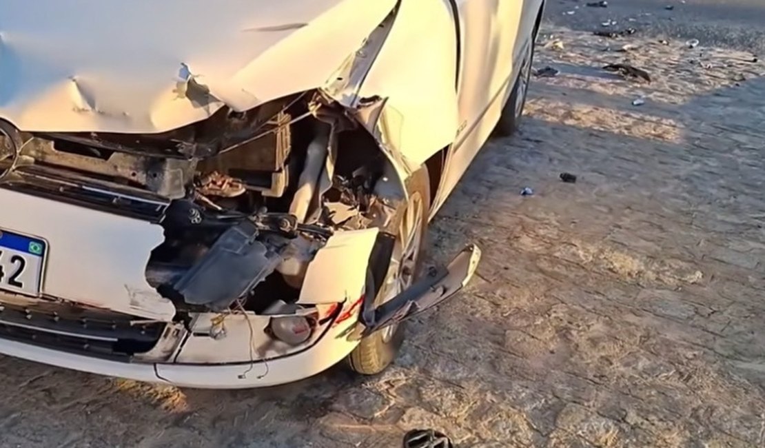 Três pessoas, incluindo mãe e filho, ficam feridas em colisão entre carro e moto em Arapiraca