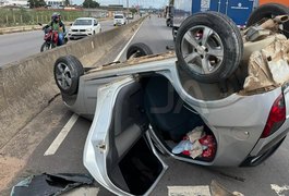 Capotamento é registrado na AL-110, em Arapiraca, e deixa três feridos