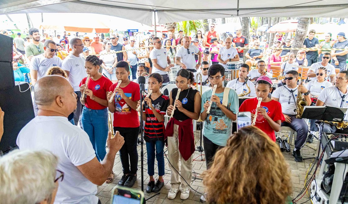 Polícia Militar leva música e diversão a crianças na orla de Maceió