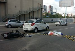 Motociclista morre atropelada por ônibus após bater em carro e cair da moto
