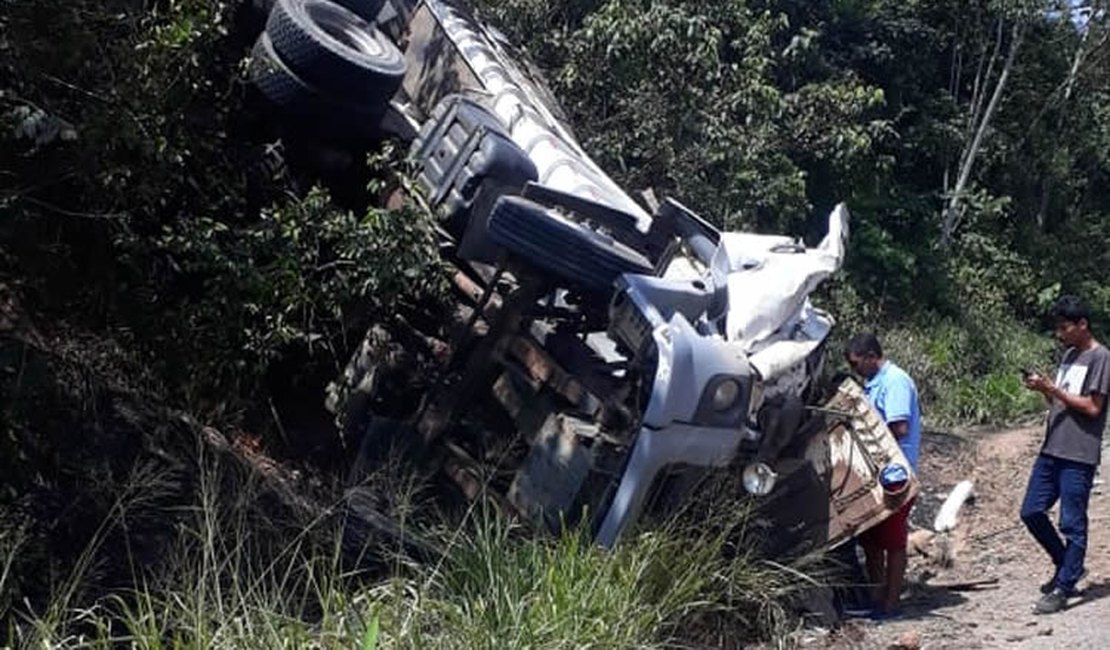 Caçamba tomba e condutor fica preso às ferragens em São Miguel dos Campos