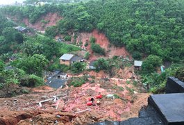 Desabamento de barreira derruba poste e causa soterramento de seis pessoas em Maceió