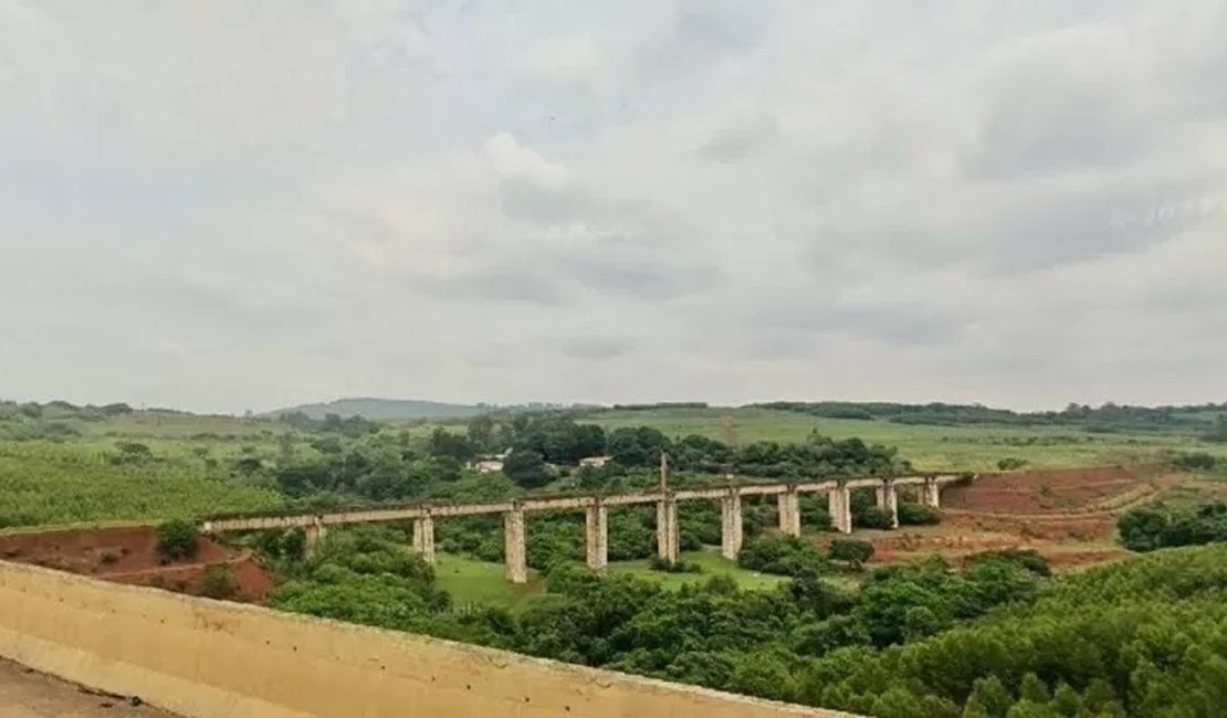 Prefeitura abre vala para impedir acesso à ponte onde jovem foi arremessada