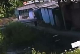 Em vídeo, homem arrasta menina para beco e tenta sequestrá-la em Manaus