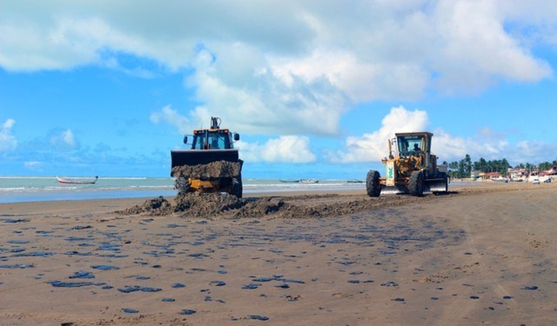 Após manchas de óleo aparecerem na Praia, Prefeitura inicia limpeza no Pontal do Peba