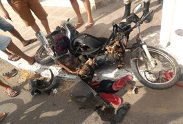 Condutor de ciclomotor não respeita placa de parada obrigatória, avança em cruzamento e colide em veículo no Centro de Arapiraca