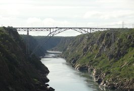 Corpo é resgatado na ponte da divisa entre AL e BA, em Delmiro Gouveia