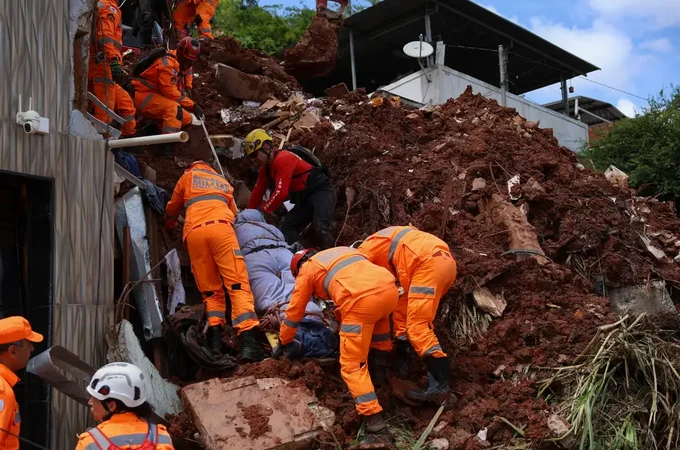 Chuva mata 55 pessoas e mobiliza oito frentes de resgate em Minas