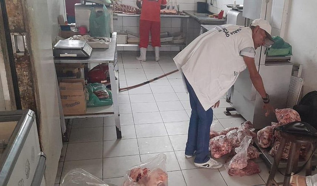 Fiscalização apreende 230kg de alimentos estragados na parte alta de Maceió