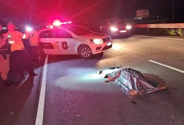 Mulher morre atropelada e motorista foge sem prestar socorro, na AL-101 Sul, Barra de São Miguel