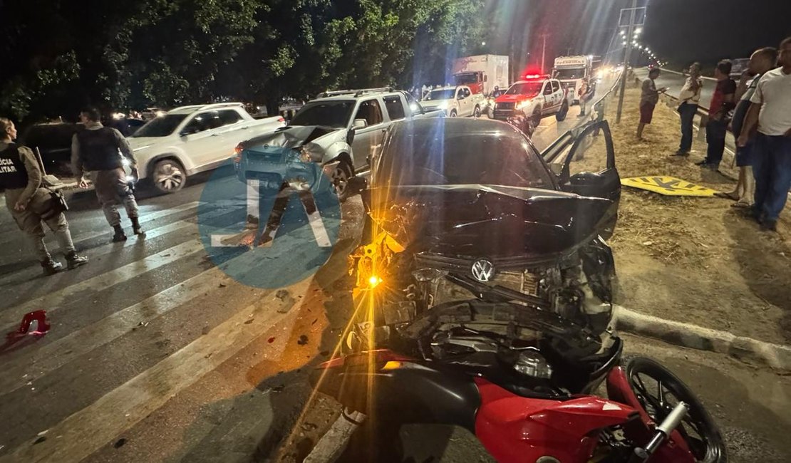 Colisão envolvendo quatro veículos é registrada na AL-220; motorista que provocou acidente fugiu do local