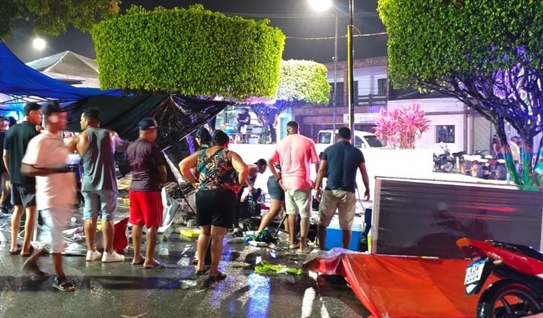 Carro atinge barracas em praça, ao menos oito pessoas ficam feridas e motorista foge, em Joaquim Gomes